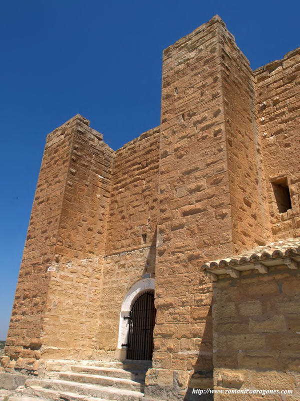 LIENZO SUR CON SUS DOS TORRES ENMARCANDO EL ACCESO A LA ERMITA MODERNA